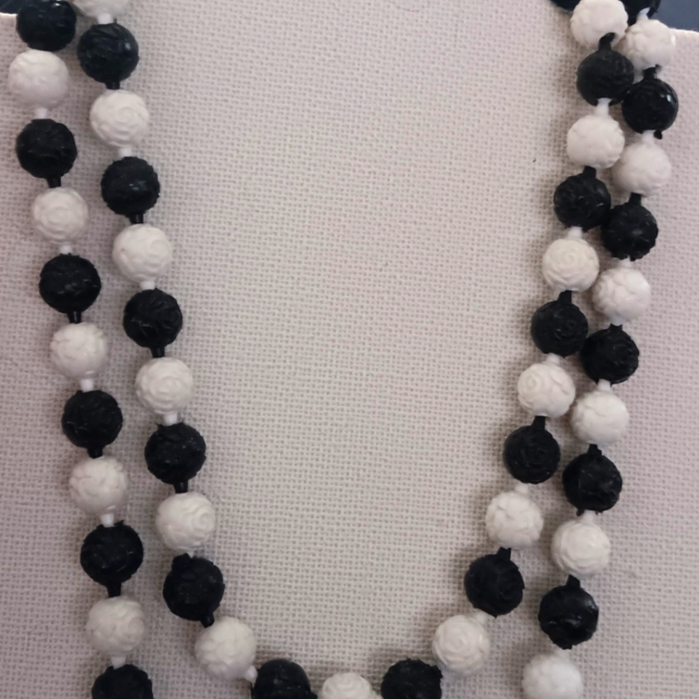 Necklace white and black